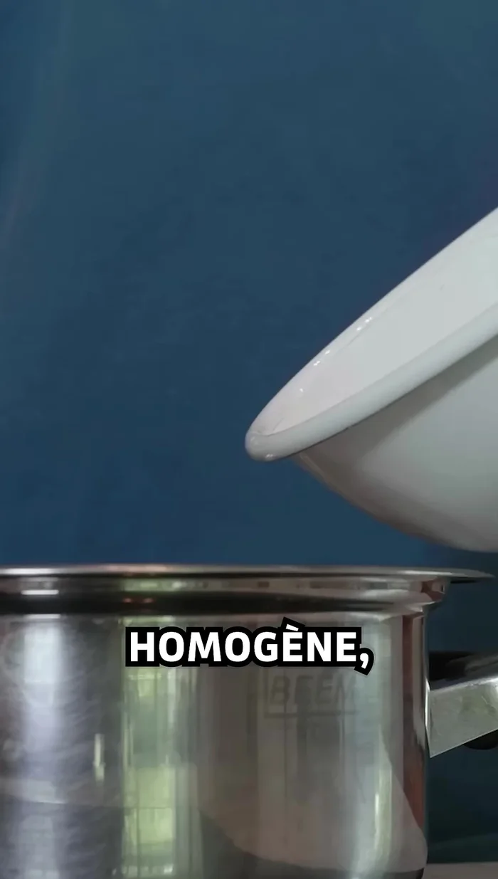 Mettre le mélange au lait dans une casserole et faire épaissir à feu doux en remuant.