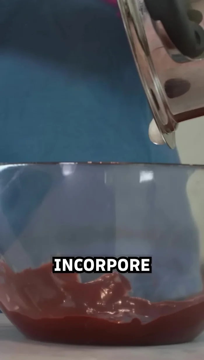 Incorporer le mélange épaissi au chocolat fondu et homogénéiser.