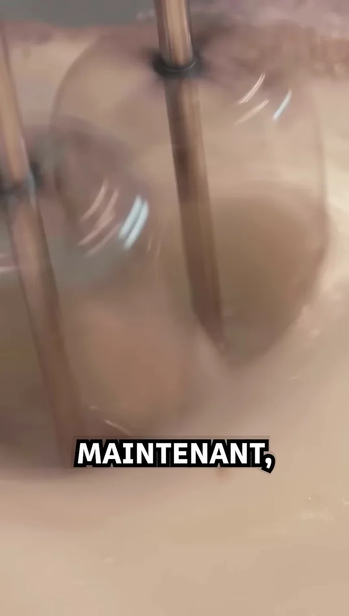 Monter les blancs en neige avec du sucre jusqu'à ce que le mélange forme des pics.