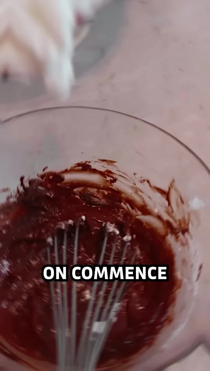 Incorporer délicatement les blancs en neige à la préparation au chocolat en plusieurs fois.