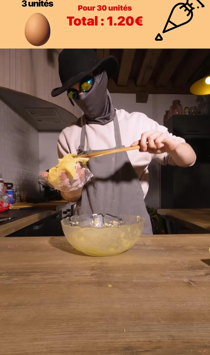 Faire chauffer 7 cuillères à soupe d'eau et 5 cuillères à soupe de lait dans une casserole ou une poêle. Ajouter 1 cuillère à café de sel, 2 cuillères à soupe de sucre et 50g de beurre. Laisser fondre.