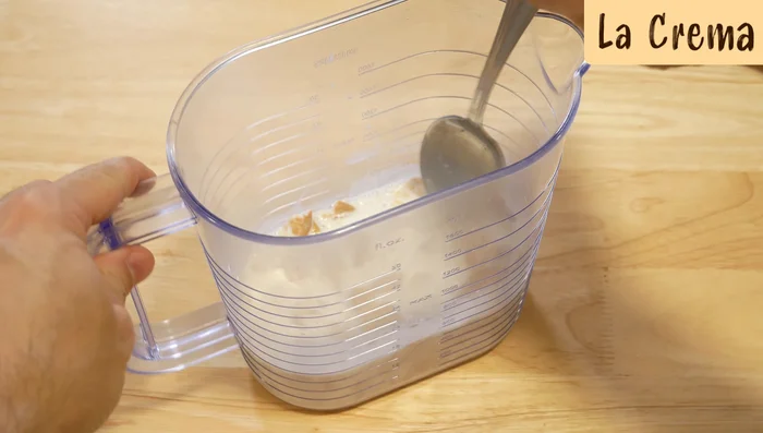 Pendant ce temps, graisser légèrement le moule en silicone avec du caramel liquide.