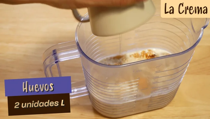 Une fois les biscuits ramollis, les ajouter au lait avec les œufs et le sucre.