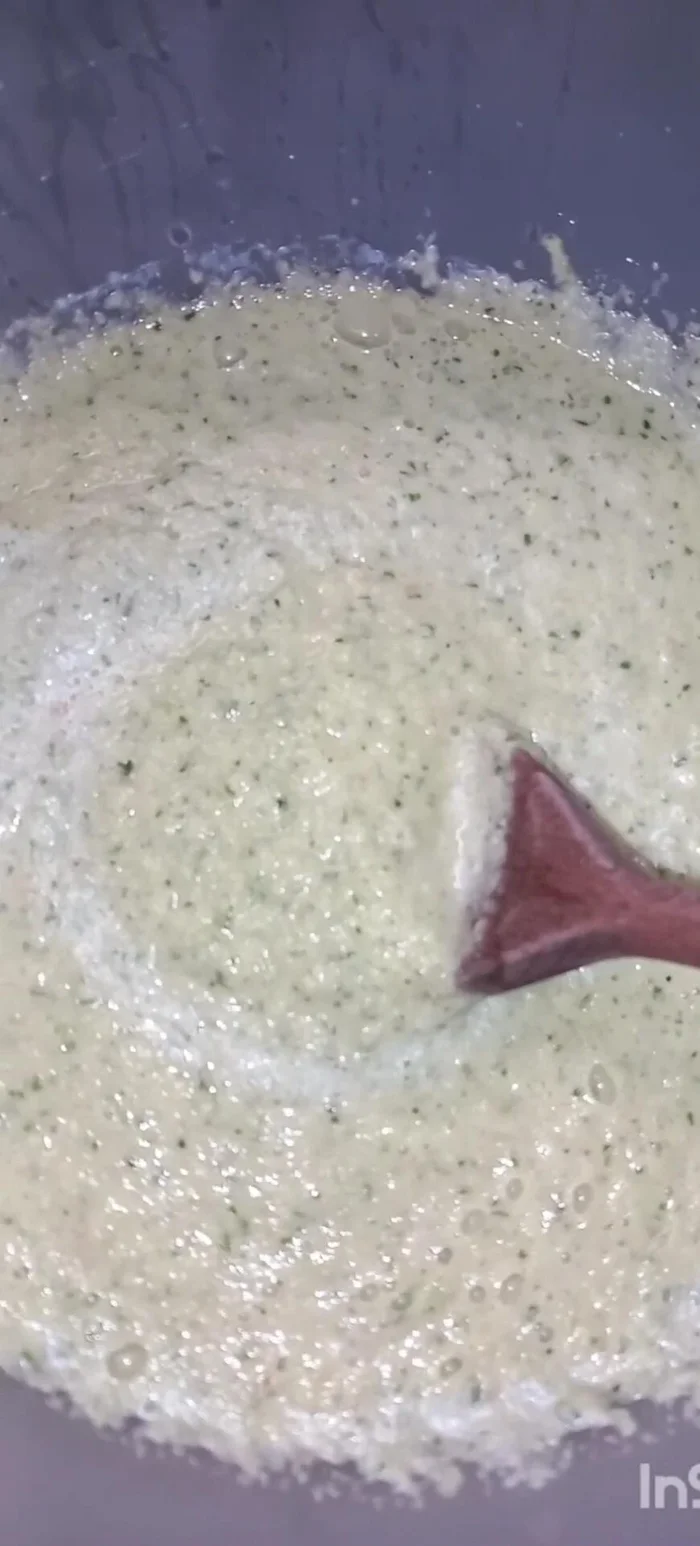 Mariner le lapin : Placer le lapin dans un bol et le recouvrir de la marinade. Ajouter du sel.