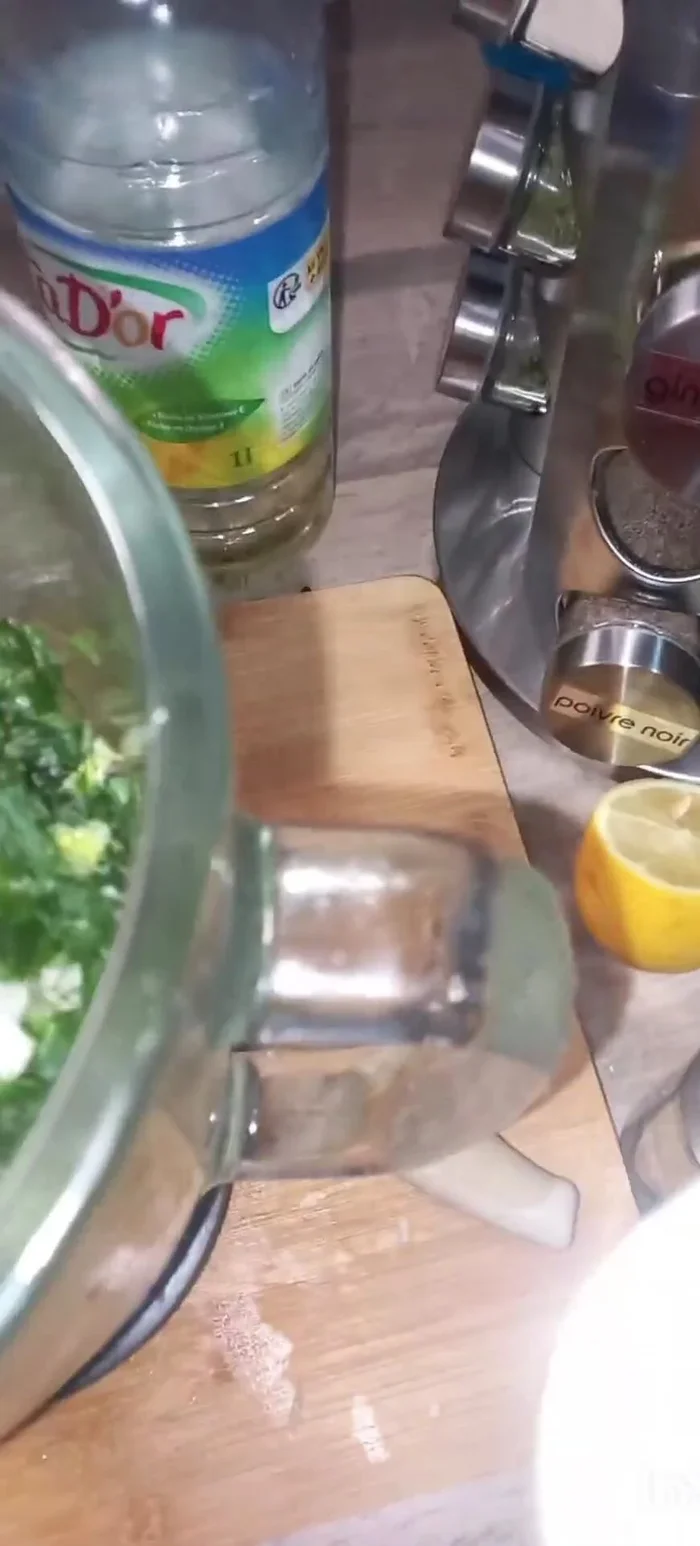 Ajouter de l'huile et du jus de citron pressé à la marinade.