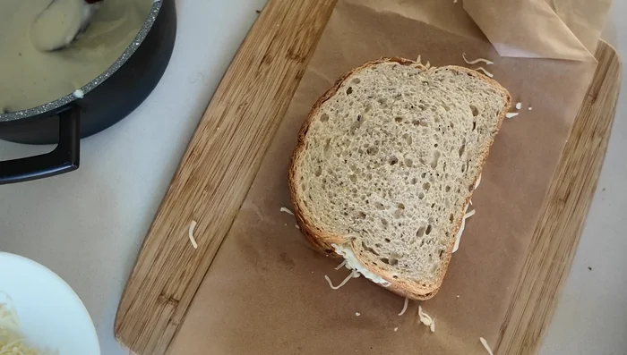 Couche 3: Béchamel, fromage râpé, pain. Recouvrir de fromage râpé et éventuellement d'herbes de Provence.