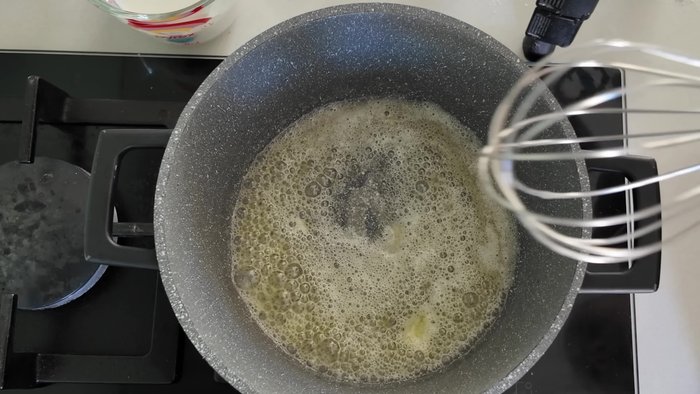 Ajouter la farine en une seule fois, bien mélanger avec le beurre fondu à feu doux.