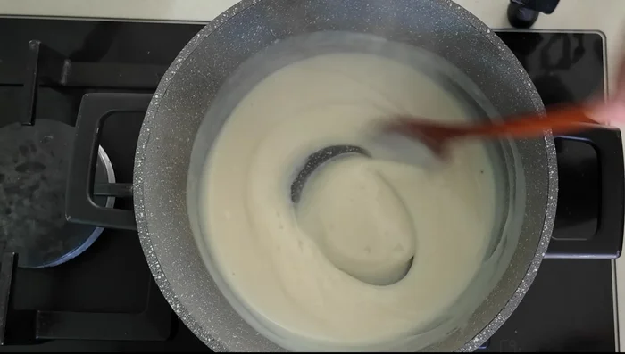 Assaisonner avec une pincée de sel et de noix de muscade.