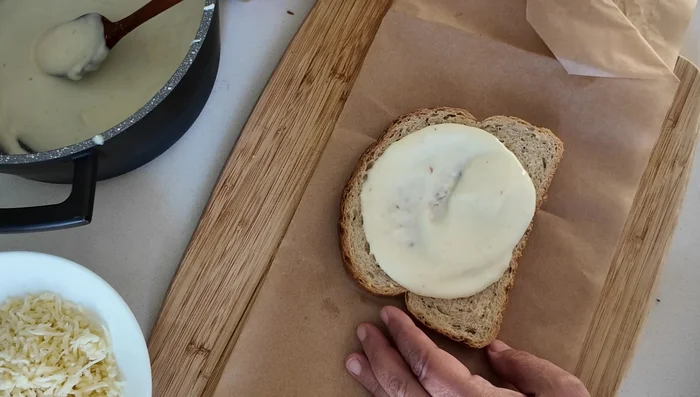 Étaler la béchamel sur du papier sulfurisé.