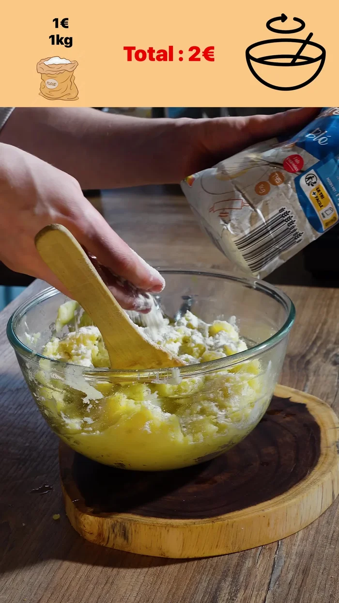 Écraser les pommes de terre en petits morceaux.