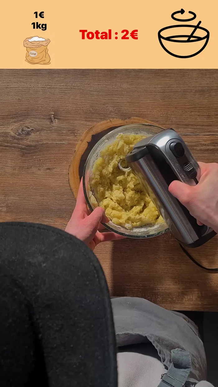 Ajouter de la farine pour donner de la consistance à la purée de pommes de terre.