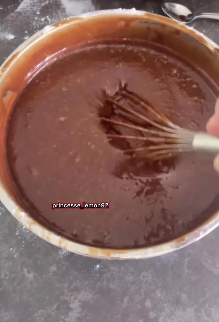 Remplissez les moules à gâteau.