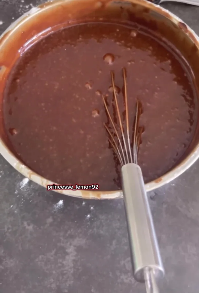 Enfourner à 190°C. Le temps de cuisson dépend de la taille du moule et du four (environ 25 minutes). Vérifiez la cuisson en piquant le gâteau avec un couteau : la pointe doit ressortir propre ou avec très peu de pâte.