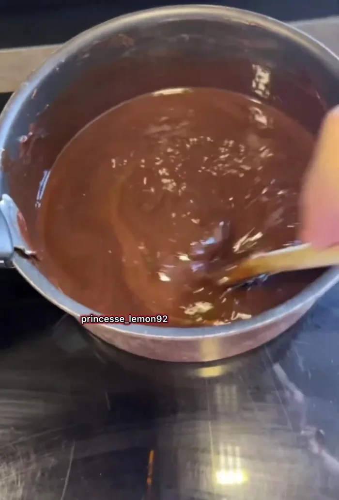 Faire fondre le beurre et le chocolat ensemble.