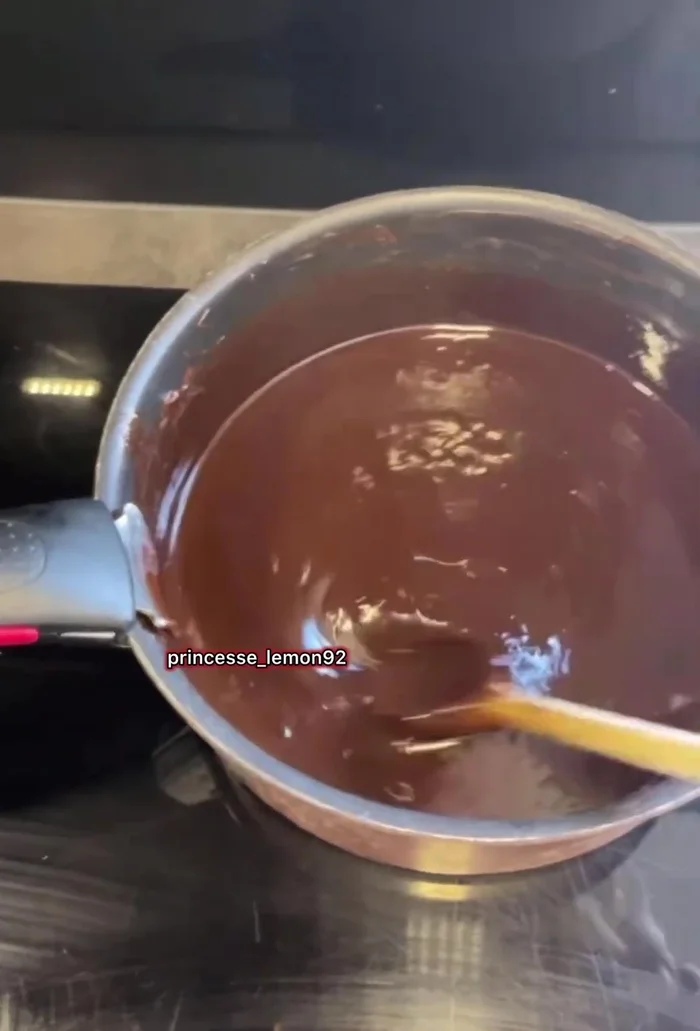 Réserver le mélange chocolat-beurre.