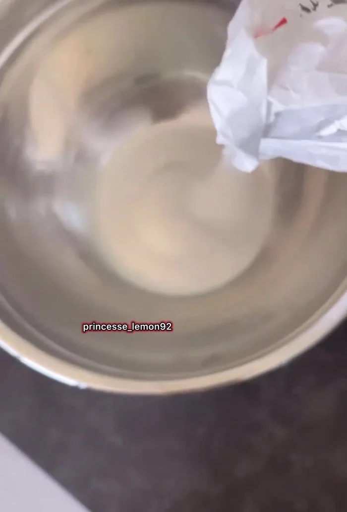 Dans un autre récipient, mélanger le sucre et les œufs jusqu'à ce que le mélange soit mousseux.