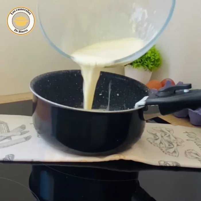 Verser le mélange dans la casserole et cuire à feu doux en mélangeant constamment jusqu'à épaississement.