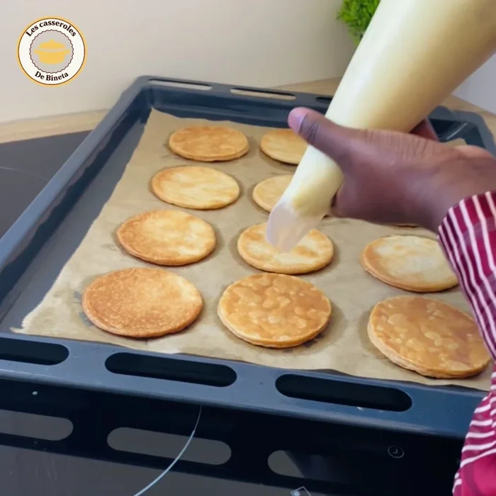 Laisser les pâtes refroidir. Garnir 12 des 18 disques de pâte avec la crème pâtissière à l’aide d’une poche à douille.