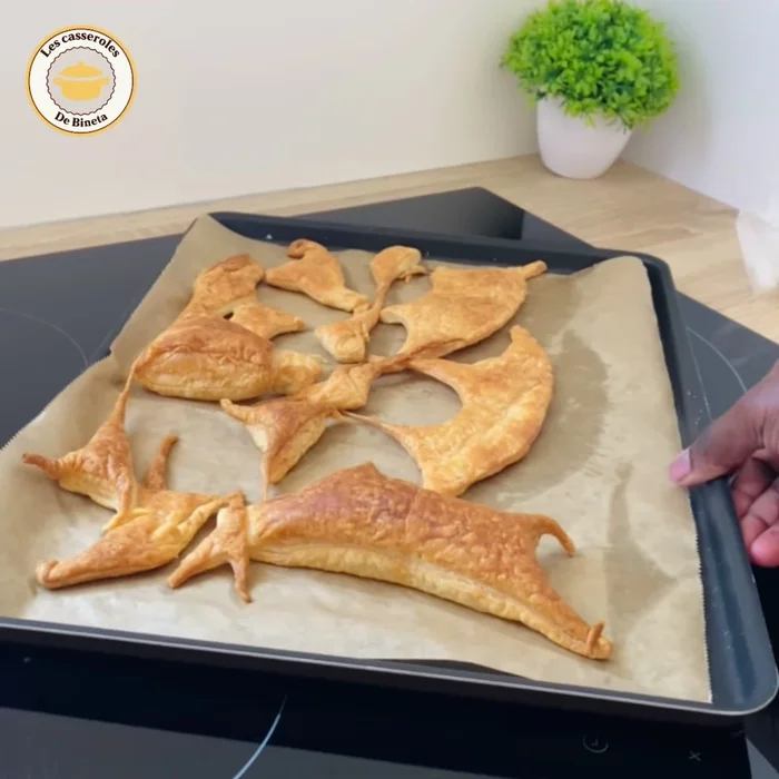 Écraser les chutes de pâte cuites et les disposer sur les bords des mille-feuilles.