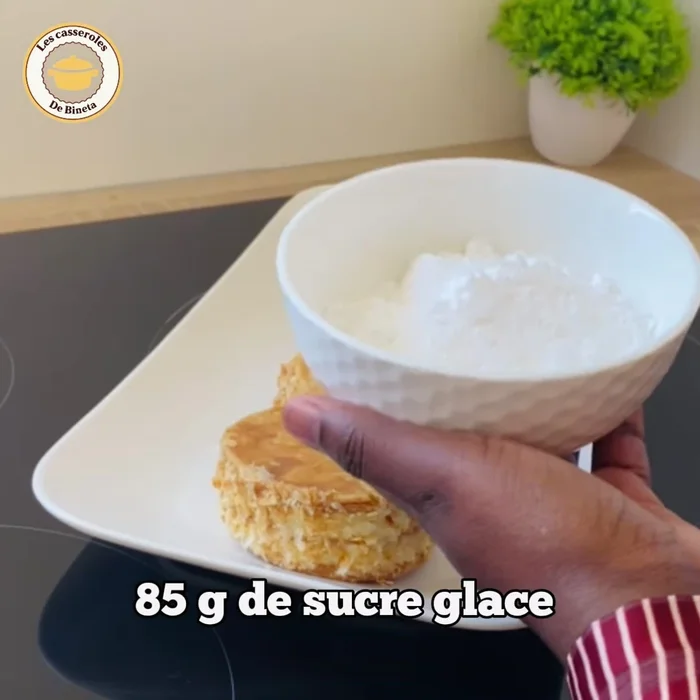 Préparer un glaçage en mélangeant 85 g de sucre glace avec 2 cuillères à soupe d'eau. Glacer les mille-feuilles.