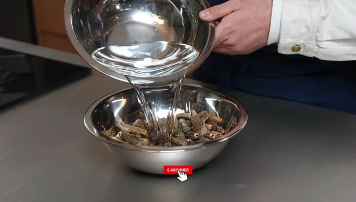 Réhydrater les morilles quelques heures dans de l'eau tiède. (196.519)