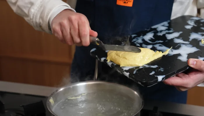 Cuire les spätzle dans de l'eau bouillante salée (environ 1 minute). Les rafraîchir dans de l'eau glacée, puis les égoutter et ajouter un filet d'huile d'olive. Réserver au frais. (257.56)