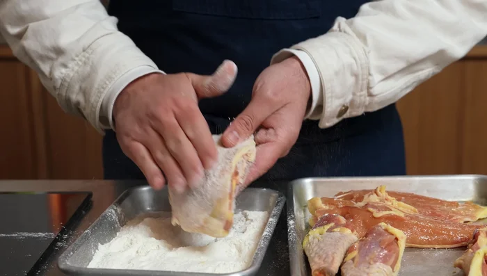 Faire fondre le beurre dans une cocotte. Fariner les morceaux de poulet et les faire colorer dans le beurre. Réserver le poulet. (408.44)