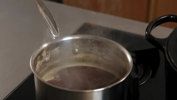 Ajouter les hauts de cuisse et les pilons. Laisser mijoter à feu doux pendant 30 minutes. (500.879)