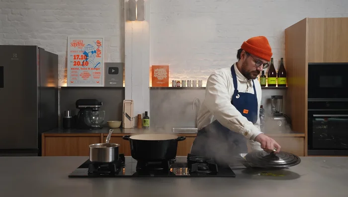 Ajouter les filets de poulet. Cuire 10 minutes à découvert. (527.08)