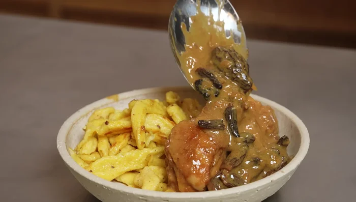 Servir le poulet avec les spätzle et la sauce. (593.959)
