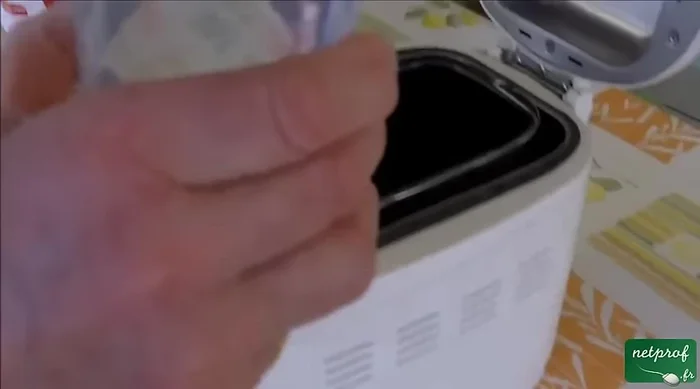 Versez l'eau dans la cuve de la machine à pain. (241.12)
