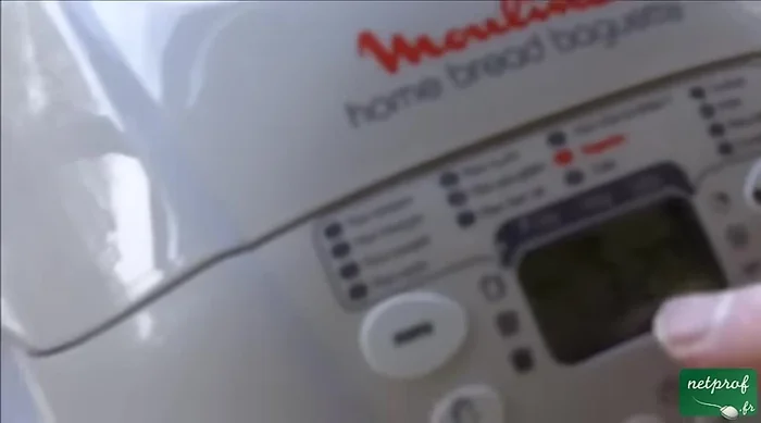 Branchez la machine et sélectionnez le programme pour pain blanc. La durée de cuisson est d'environ 3h20. (284.72)