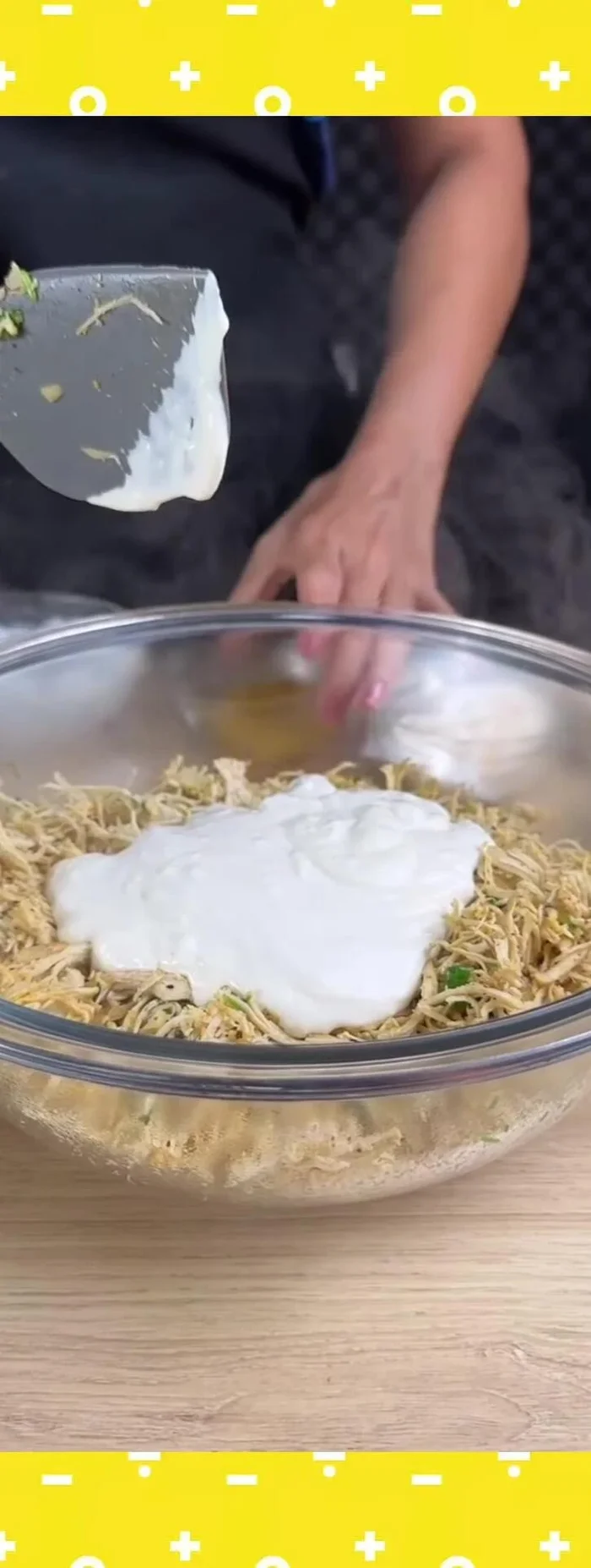 Ajouter 200g de crème fraîche, 1 cuillère de moutarde et 3 cuillères de mayonnaise. Bien mélanger jusqu'à obtenir une texture homogène.