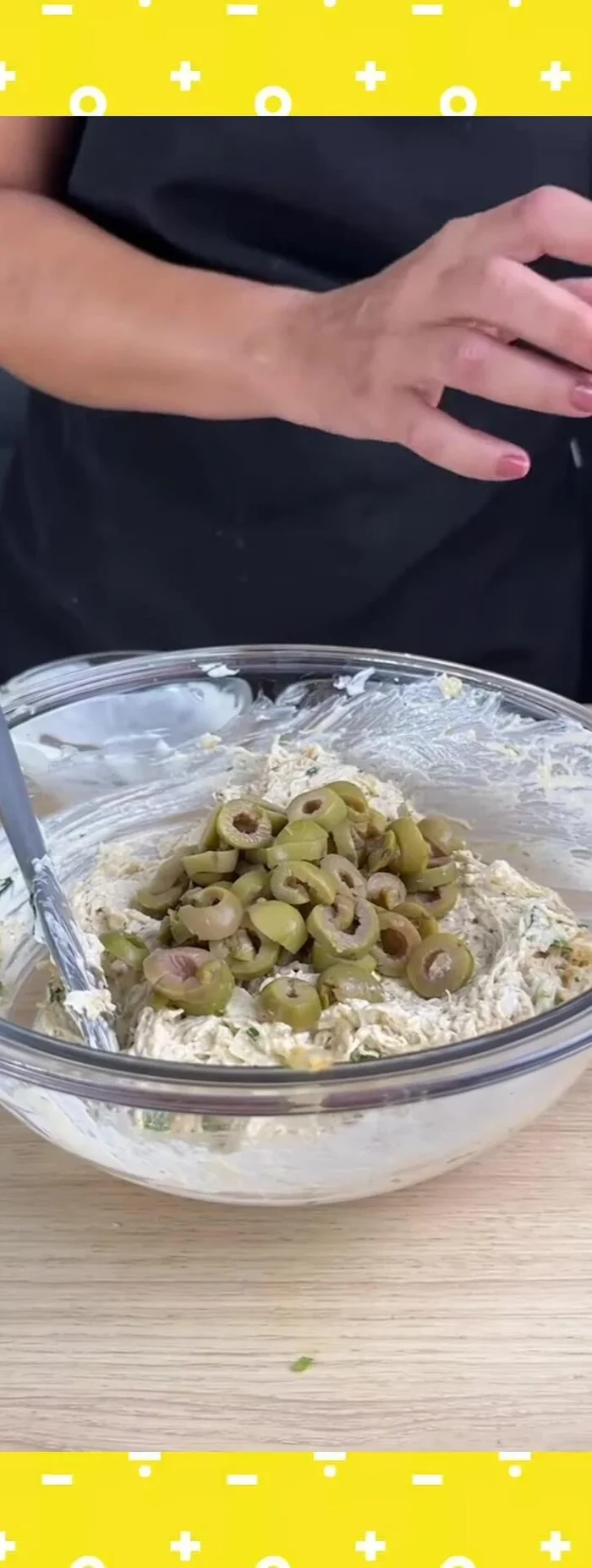 Ajouter des olives vertes hachées et un filet d'huile d'olive. Mélanger.