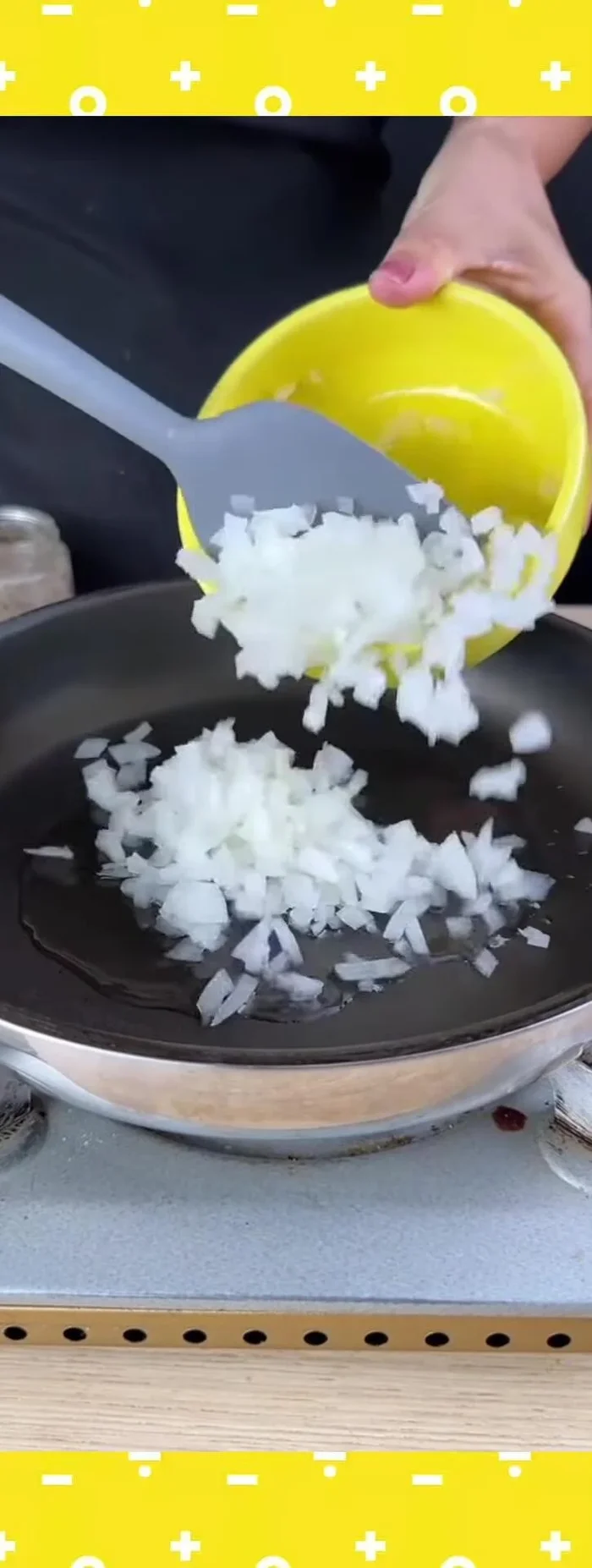Ajouter un filet d'huile végétale dans une poêle. Faire revenir un oignon haché et 3 gousses d'ail émincées jusqu'à ce qu'ils soient dorés et parfumés.