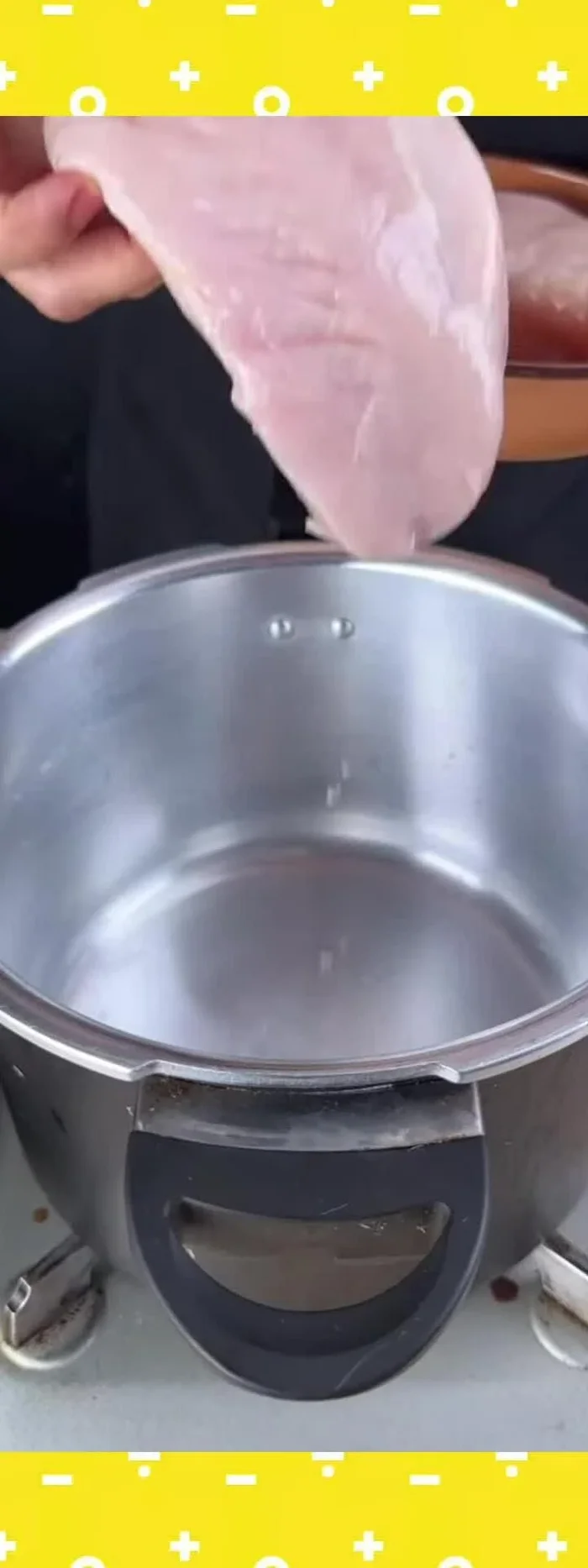 Faire cuire 350g de poitrine de poulet dans une casserole avec 1 cuillère à café de sel et assez d'eau pour couvrir complètement la viande. Couvrir et cuire 15 minutes sans ouvrir.