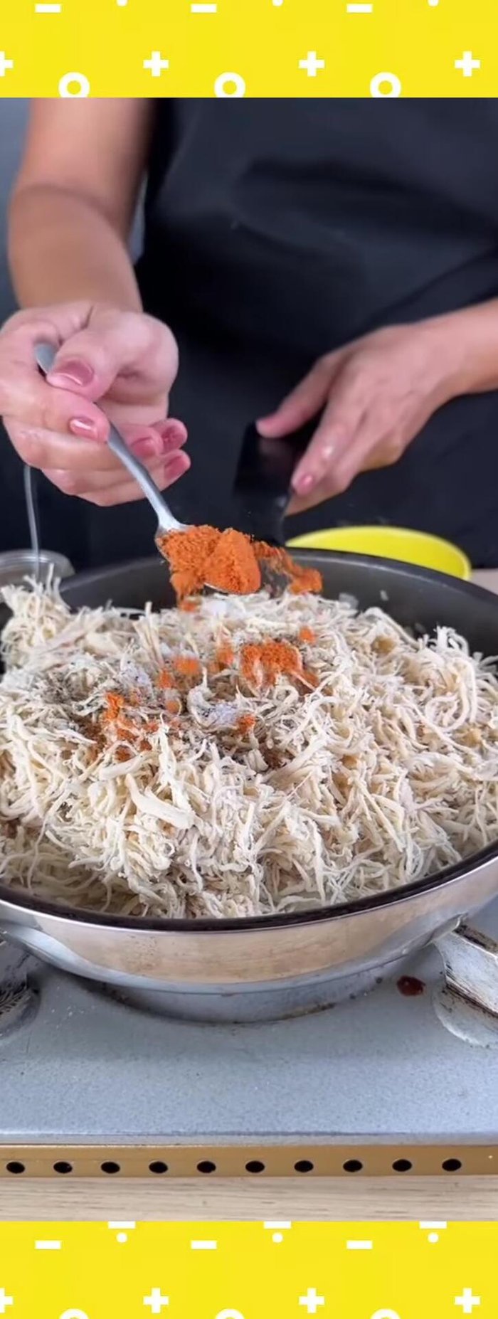 Assaisonner avec du sel, 1/2 cuillère à café de poivre noir, 1 cuillère à café de paprika doux et du persil frais haché. Bien mélanger.