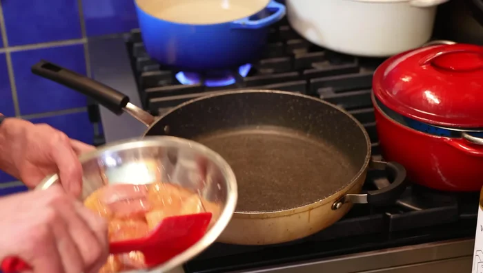 Cuisson du saumon: Faire chauffer une poêle à feu vif (225°C). Ajouter un peu d'huile d'olive, puis le saumon. Faire cuire en retournant régulièrement jusqu'à ce qu'il soit cuit.