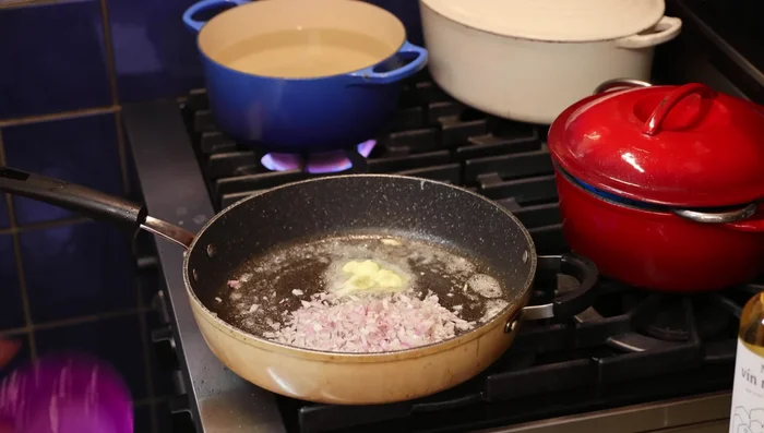 Préparation de la sauce: Dans la même poêle, ajouter l'échalote, puis l'ail. Faire suer. Ajouter les tomates séchées.