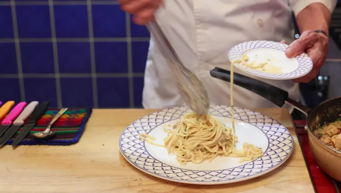Dresser: Servir les pâtes dans une assiette. Garnir de ciboulette, de fromage et de tomates séchées.