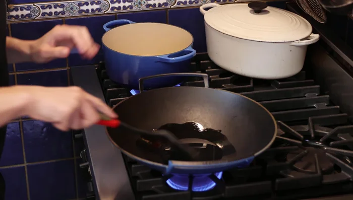 Faire chauffer l'huile dans le wok (ou la poêle).
