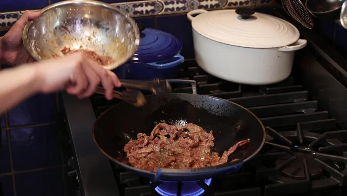 Faire cuire le bœuf en deux fois, en veillant à une cuisson homogène.