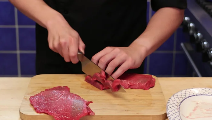 Couper le bœuf en lanières assez minces et de taille égale.