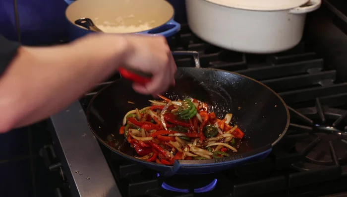 Ajouter la sauce au bœuf et aux légumes, mélanger.