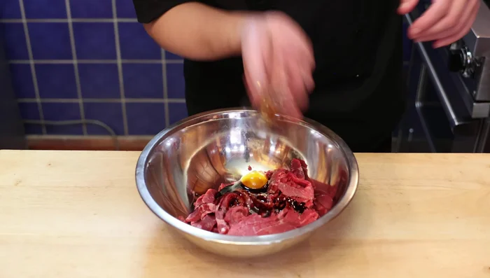 Préparer la marinade: mélanger la sauce soja, l'huile de sésame, le poivre. Mariner le bœuf (environ 15 minutes).