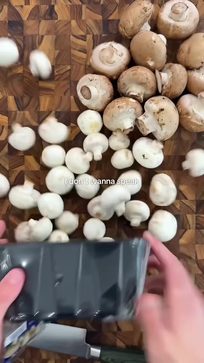 Hacher les échalotes et les champignons.