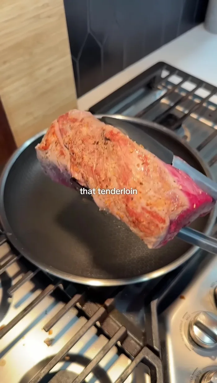 Saisir le filet de boeuf sur les quatre côtés.