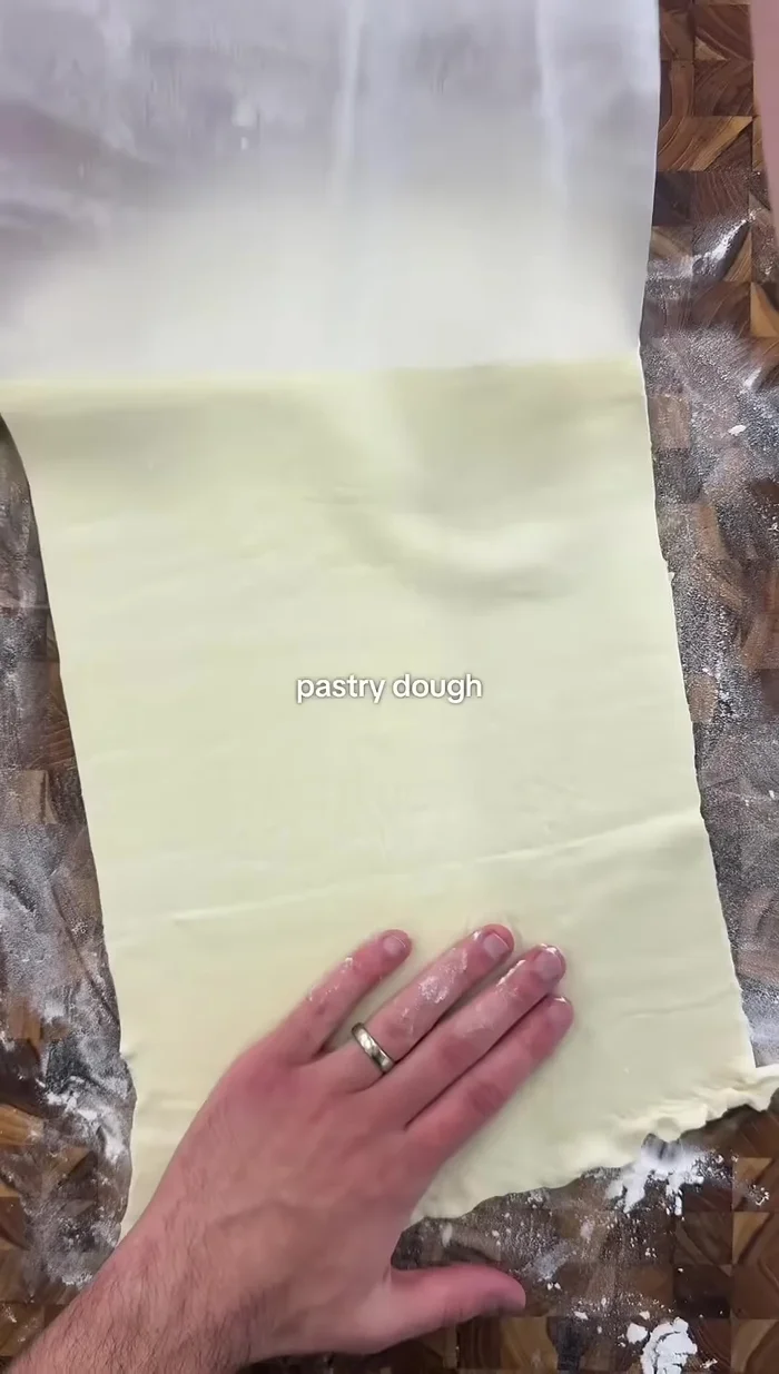 Envelopper le filet de boeuf avec la pâte feuilletée.