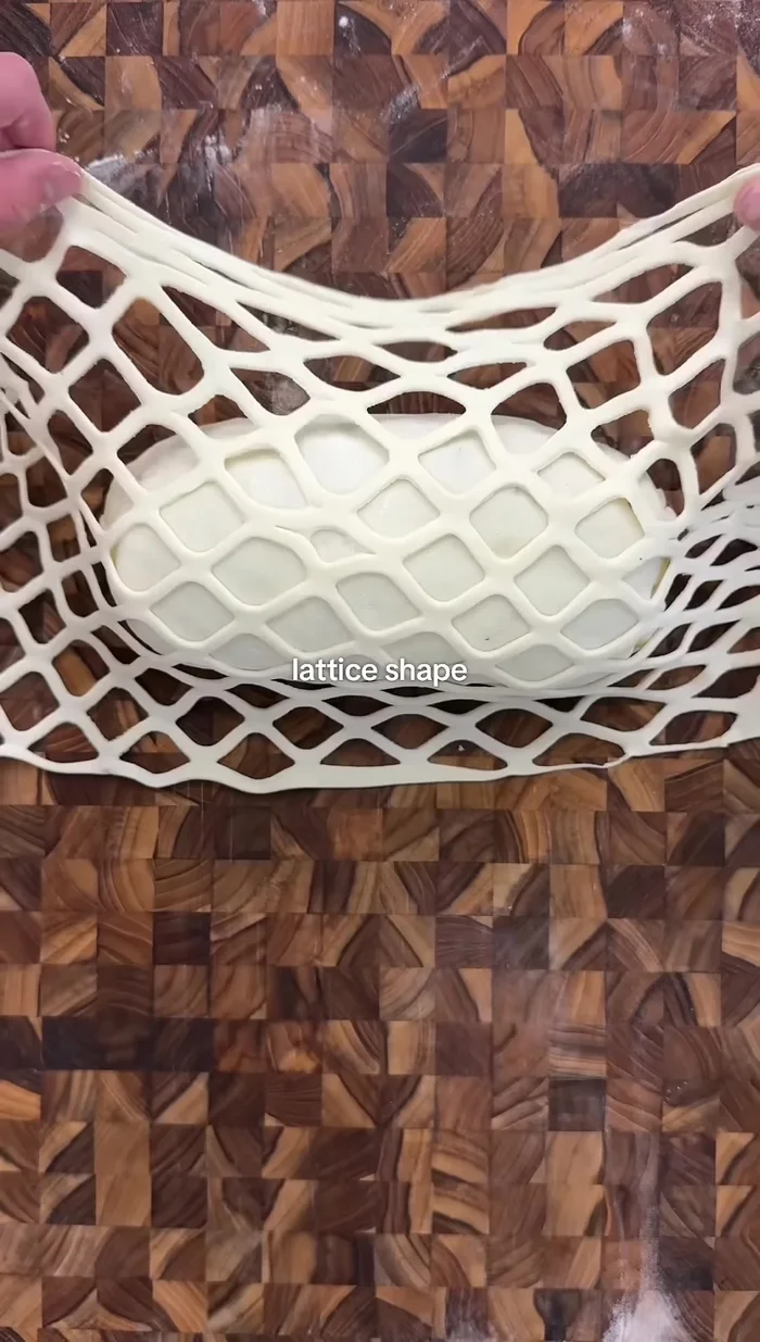 Décorer la pâte feuilletée.