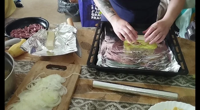 Recouvrir le tout de fromage à tartiflette et des tuiles.